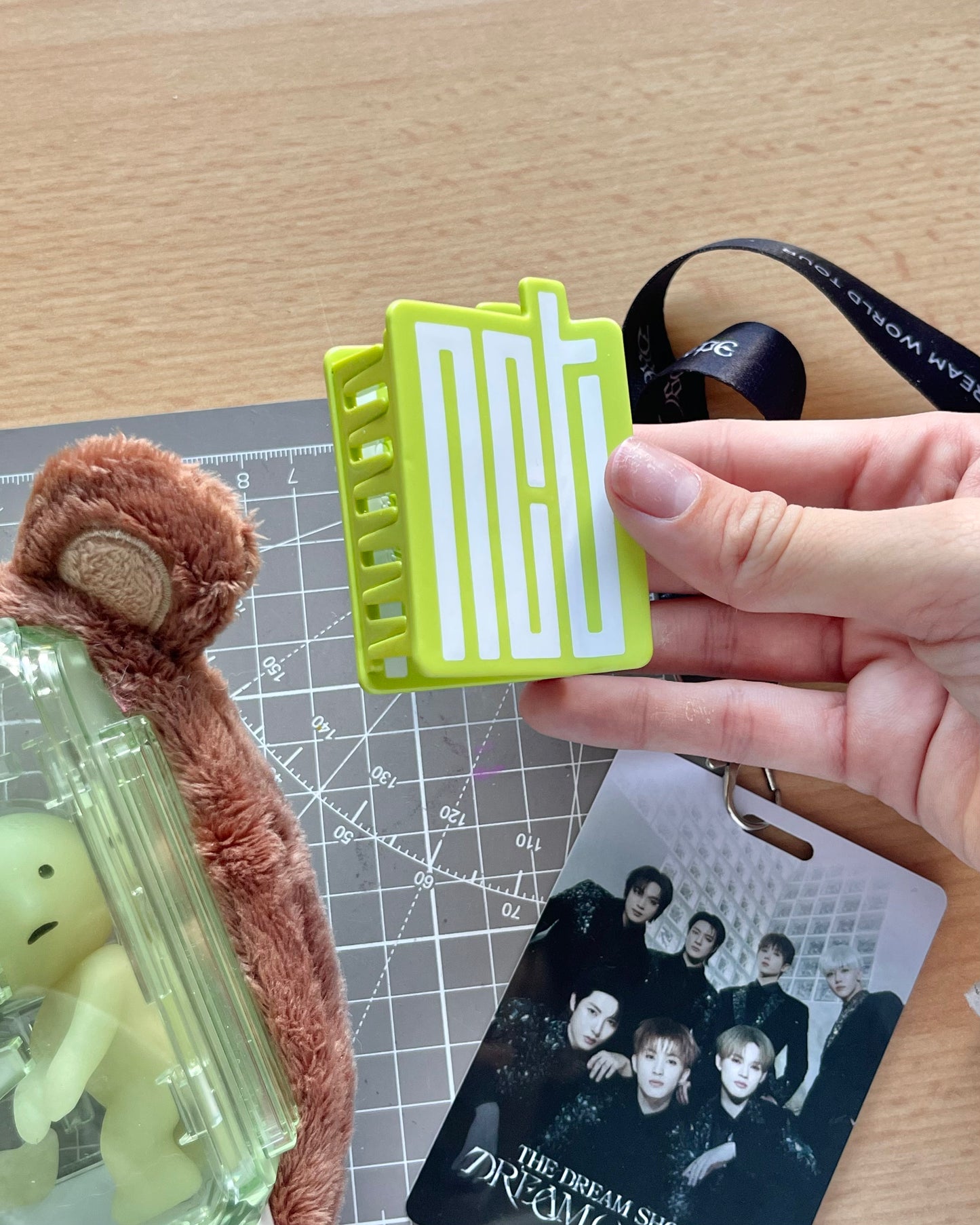 Neobong inspired hair clip