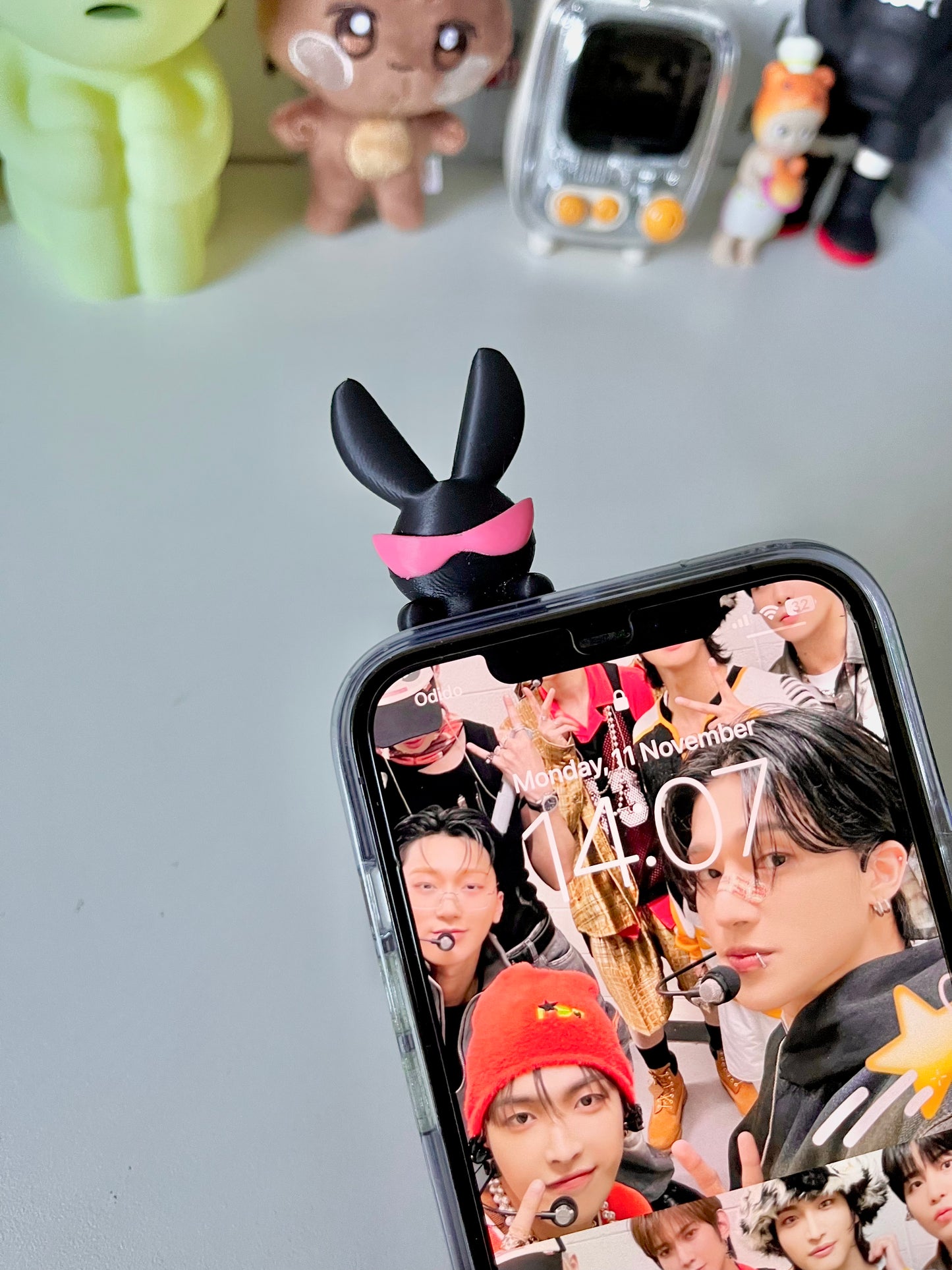 Ateez Mito phone peeker